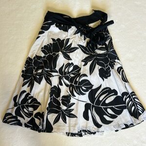 White House Black Market size 0 b&w midi skirt